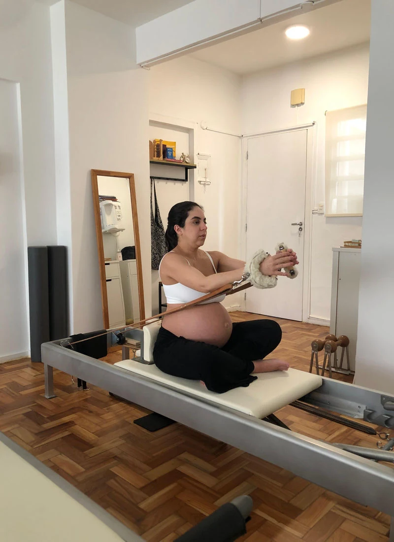 Gestante praticando Pilates no reformer